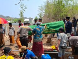 Kanit Bimmas dan Bhabinkamtibmas Hadiri Pemakaman Warga Desa Kokarlian