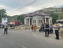 Personel OMP Rinjani 2024 Polres Bima Kota Amankan Kampanye Blusukan Paslon Wali Kota di Kelurahan Jatibaru Barat