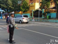 Satlantas Polres Bima Kota Bantu Anak Sekolah Menyeberang Jalan dalam Gatur Pagi