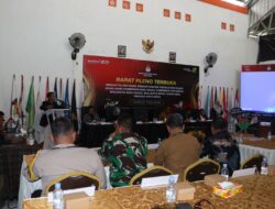 Pengamanan Ketat TNI-POLRI, Rapat Pleno Rekapitulasi Hasil Pilkada Kota Bima Berjalan Lancar  Kota Bima, NTB (04/12) – Rangkaian tahapan Pemilihan Kepala Daerah (Pilkada) serentak tahun 2024 di Kota Bima memasuki tahap penting dengan dilaksanakannya Pleno Terbuka Rekapitulasi dan Penetapan Hasil Penghitungan Suara Tingkat Kota Bima.  Kegiatan yang digelar Komisi Pemilihan Umum (KPU) Kota Bima pada Selasa (3/12) di Kantor KPU setempat ini berlangsung dengan pengamanan ketat. Puluhan personel gabungan dari Polres Bima Kota dan TNI dikerahkan untuk memastikan keamanan selama proses berlangsung.  Kapolres Bima Kota, AKBP Yudha Pranata, S.I.K., S.H., melalui Kabagops AKP Dedy Supriadi, menegaskan pentingnya pengamanan dalam tahapan krusial ini. “Kegiatan tersebut sangat penting, sehingga seluruh personel pengamanan dari Polres dan unsur TNI dikerahkan secara maksimal. Kami juga melakukan sterilisasi di dalam dan luar lokasi untuk memastikan keamanan,” ujar AKP Dedy, Rabu (4/12/2024).  Selain pengamanan di lokasi pleno, Kabagops menjelaskan bahwa pihaknya melakukan patroli rutin ke sejumlah titik strategis, termasuk kantor dan gudang KPU serta Bawaslu. Langkah ini dilakukan untuk mengantisipasi potensi gangguan keamanan dan ketertiban masyarakat (Kamtibmas).  “Kami menyiagakan tim patroli yang terus memantau situasi selama dan setelah pleno. Semua ini untuk menjaga agar wilayah Kota Bima tetap kondusif,” tambahnya.  AKP Dedy juga mengimbau masyarakat untuk mendukung proses demokrasi dengan menjaga keamanan dan ketertiban. “Mari kita hormati setiap tahapan Pilkada dengan menjaga keharmonisan dan saling menghormati hasil yang telah ditetapkan,” imbaunya.  Sebagai informasi, hasil rekapitulasi suara tingkat Kota Bima sesuai jadwal KPU akan segera dikirimkan ke KPU Provinsi pada hari ini, Rabu (4/12). Dengan pengamanan yang maksimal dan dukungan masyarakat, proses demokrasi di Kota Bima diharapkan berjalan aman, tertib, dan lancar.