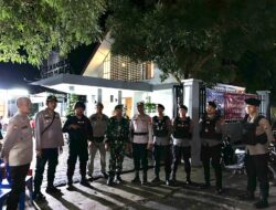 Personel Ops Lilin Rinjani 2024 Polres Bima Kota Bersiaga Amankan Malam Misa Natal di Gereja Santo Yusuf Raba