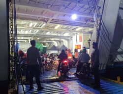 Patroli Hingga Atas Kapal, Polsek Lembar Tingkatkan Keamanan Pelabuhan Jelang Akhir Pekan