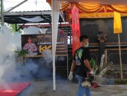 Cegah DBD, Polres Lombok Barat Proaktif Lakukan Fogging di Lingkungan Polsek