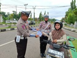 Sat Lantas Polres Bima Kota Bagikan Brosur Keselamatan Berlalu Lintas kepada Pengendara
