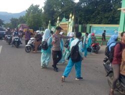 Personel Polsek Rasanae Barat Laksanakan Kegiatan Rawan Pagi di Depan MTsN 1 Padolo Kota Bima