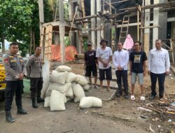 Polsek Rasanae Barat Wujudkan Kepedulian dengan Memberikan Bantuan Semen di Masjid Al Ikhlas