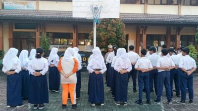 Satlantas Polres Lobar Latih Siswa SMPN 1 Gerung Jadi Pelopor Keselamatan