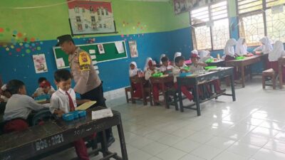 Polri Hadir! Penyaluran Makanan Bergizi Gratis di SDN 2 Ombe Lancar