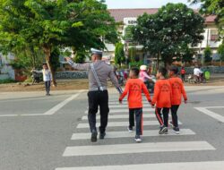 Pastikan Keselamatan Murid Sekolah, Sat Lantas Polres Bima Kota Gatur Lalin Pagi
