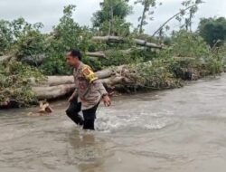 Polri Bersama Tim Gabungan Lanjutkan Pencarian Hari Kedua Korban Banjir Bandang di Wera Bima