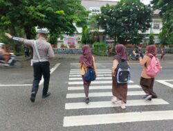 Satlantas Polres Bima Kota Aru Gatur Pagi Sambil Bantu Anak Sekolah Menyebrang Jalan
