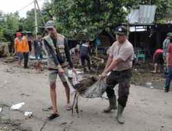 Tim Gabungan dan Warga Gotong-Royong Bersihkan Sisa Banjir di Wera