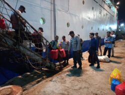 Polsek Kawasan Pelabuhan Laut Bima Laksanakan Pengamanan KM. BINAIYA di Pelabuhan Bima