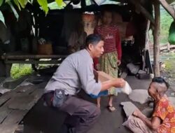Bhabinkamtibmas Desa Sambik Elen Bagikan Nasi Bungkus kepada Warga Kurang Mampu