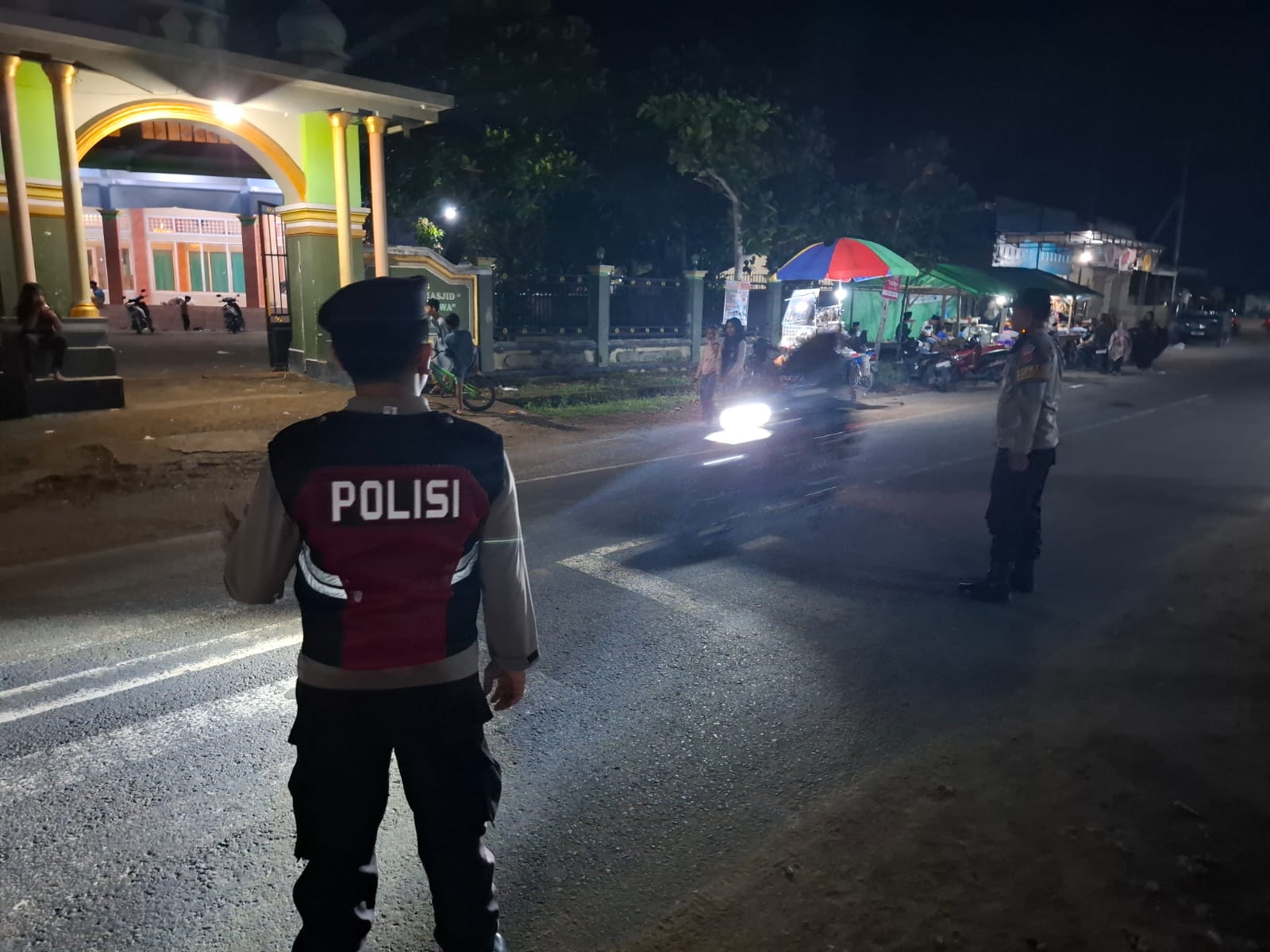 Aman dan Khusyuk! Polisi Kawal Sholat Tarawih di Sekotong