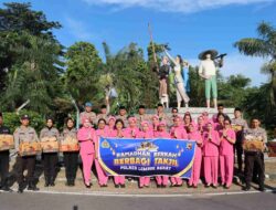 Kapolres Lombok Barat Turun ke Jalan, Bagikan Takjil di Gerung