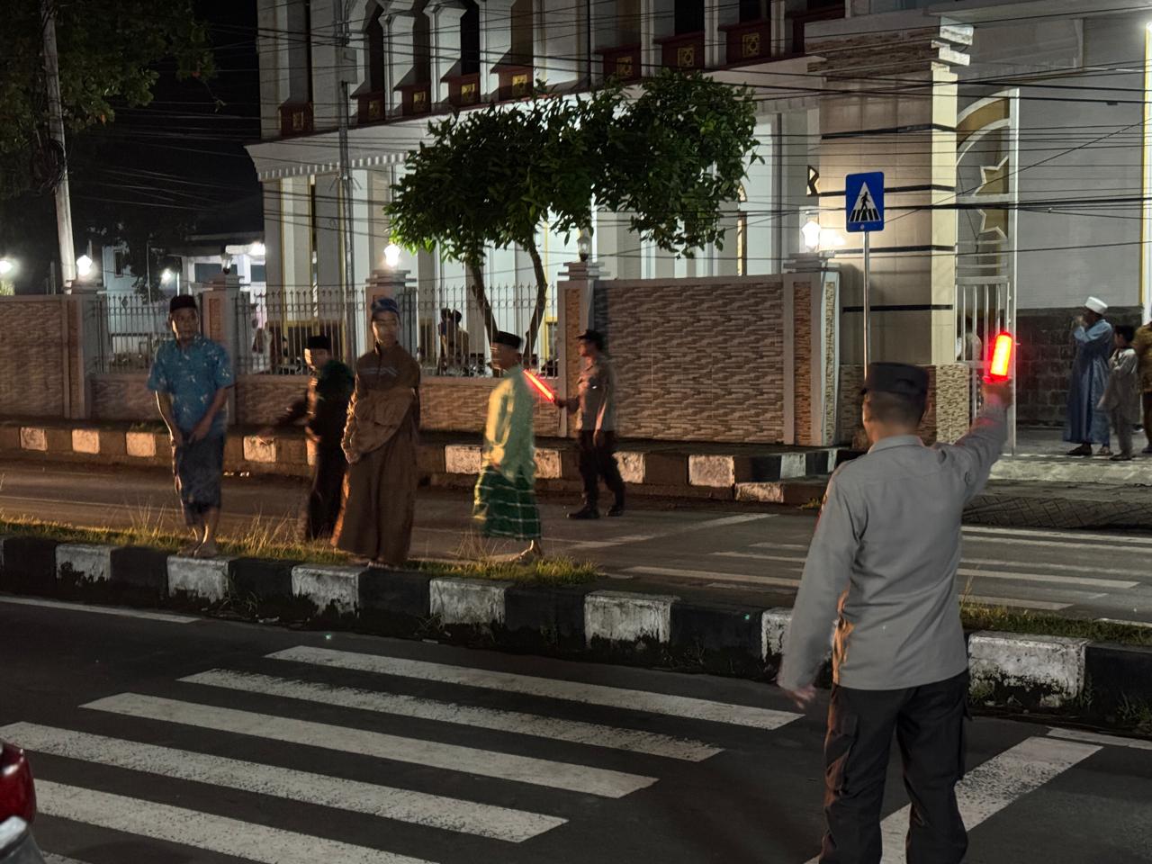 Aman dan Khusyuk! Polsek Kediri Kawal Ibadah Shalat Subuh