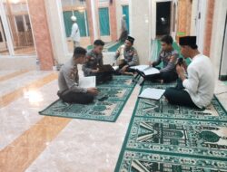 Kompak! Polisi dan Warga Sekotong Laksanakan Tarawih dan Tadarusan Bareng