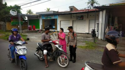 Ramadhan Berkah, Polsek Labuapi Bagikan Takjil Gratis