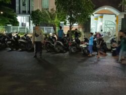 Bikin Nyaman! Polisi Jaga Tarawih di Masjid Arraufurrahim