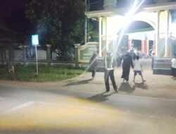 Khusyuk Beribadah, Polisi Siaga Kawal Tarawih di Sekotong