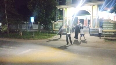 Khusyuk Beribadah, Polisi Siaga Kawal Tarawih di Sekotong