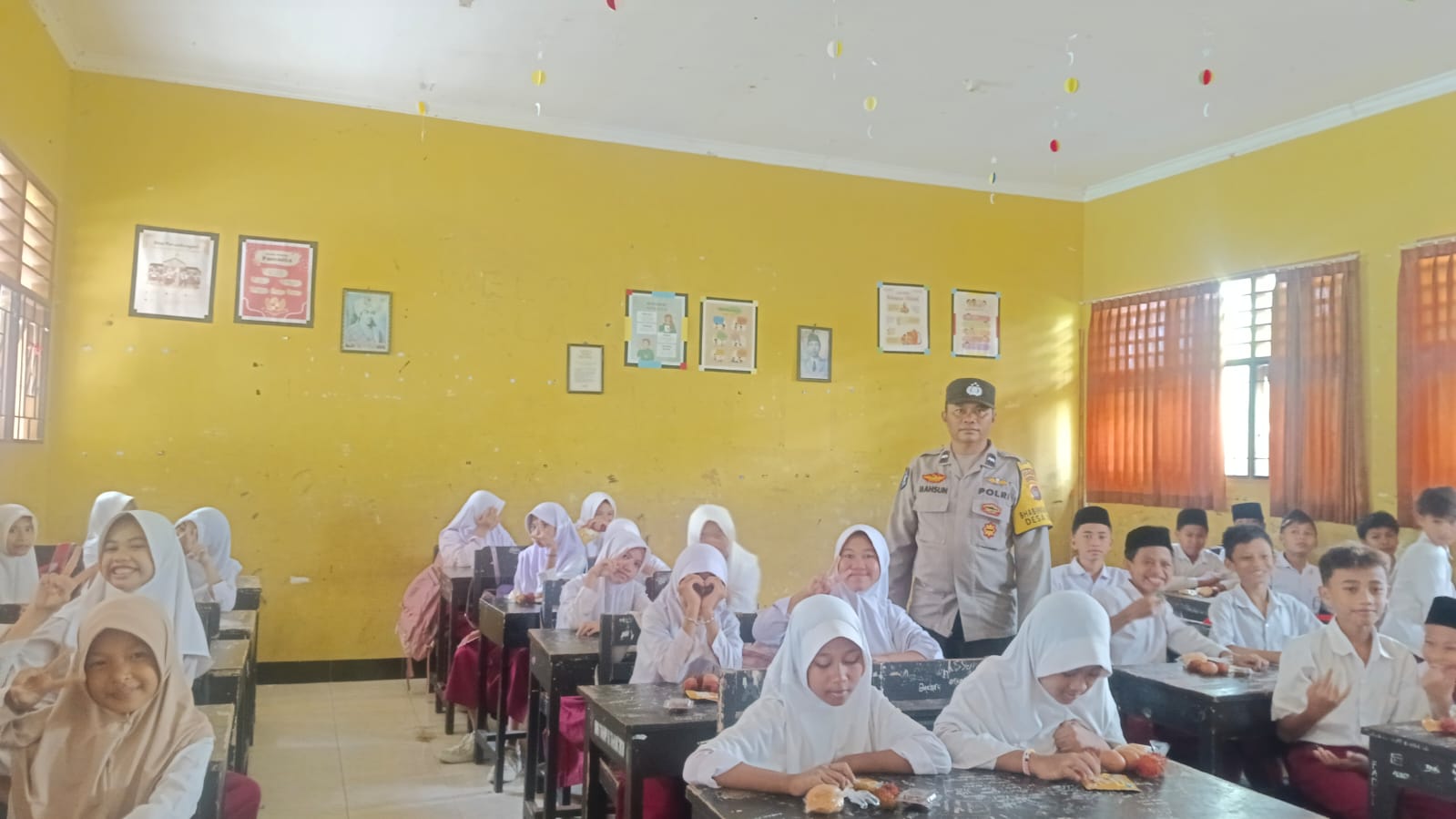 Program Makan Bergizi Gratis: Polisi Pastikan Anak-Anak Lombok Barat Sehat