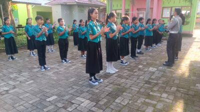 Serunya Pocil di Lombok Barat, Anak SD Dilatih Tertib Lalu Lintas!