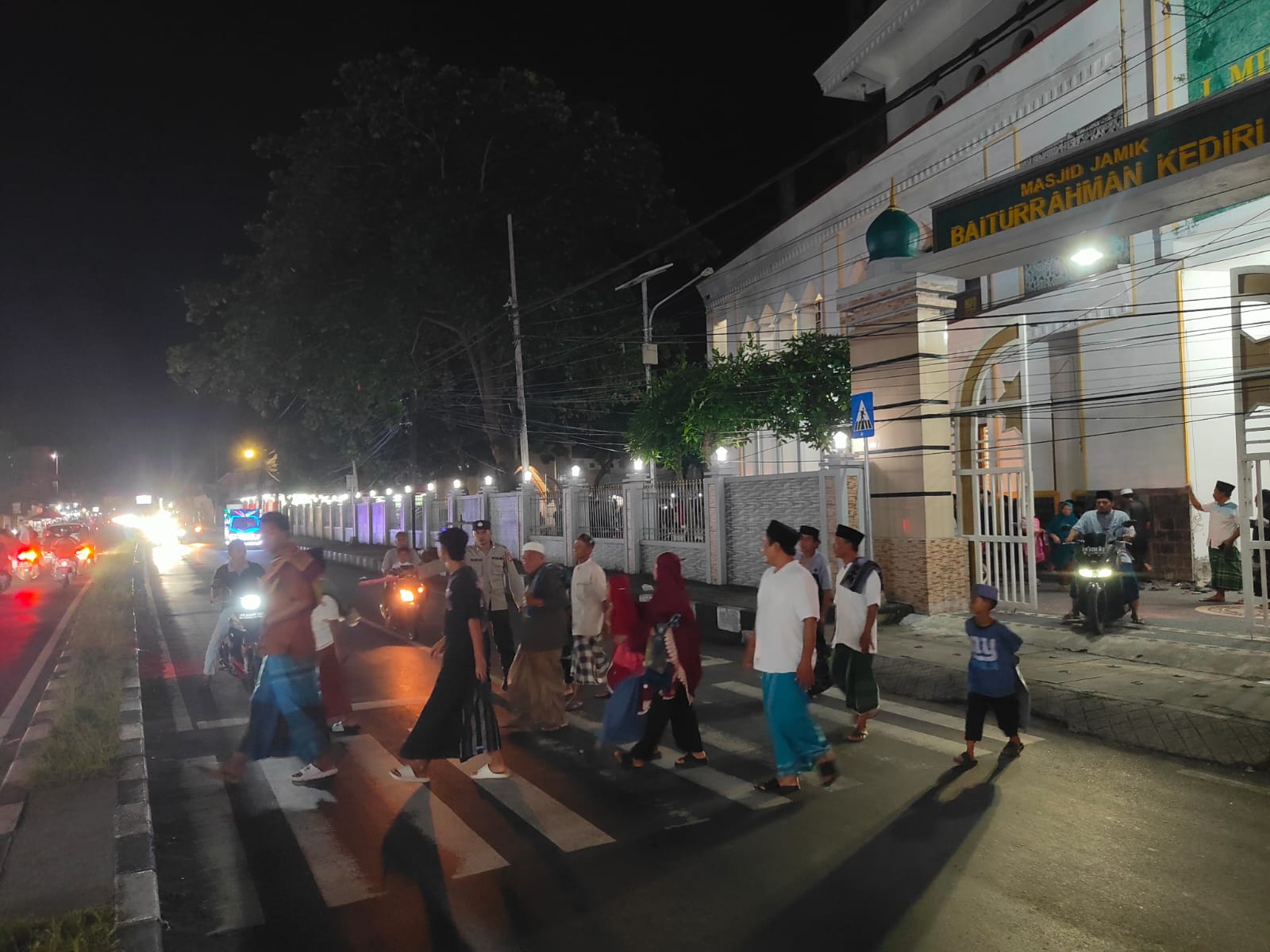 Suasana Khusyuk Tarawih di Kediri, Polisi Siaga Amankan Ibadah