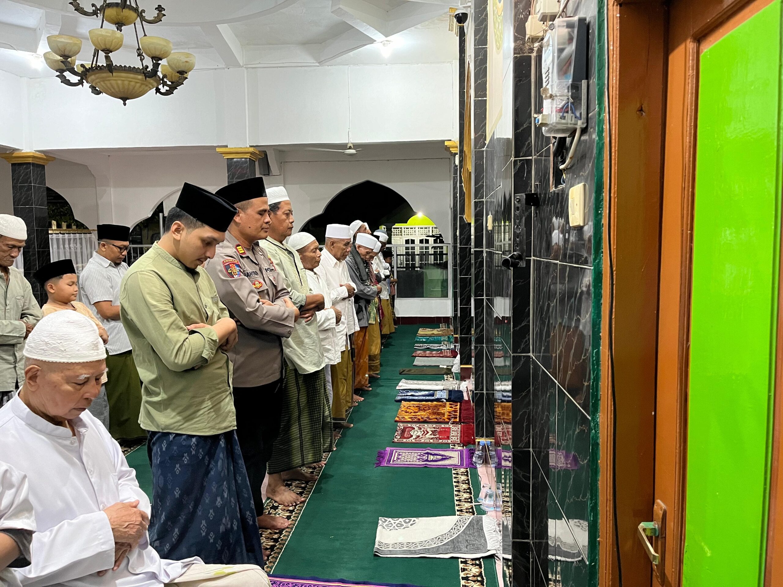 Kehangatan Tarawih Keliling: Polsek Kediri Berbaur dengan Jamaah