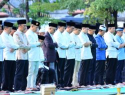 Khidmat! Ribuan Personel Polri Tunaikan Salat Idulfitri di Lapangan Bhayangkara