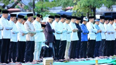 Khidmat! Ribuan Personel Polri Tunaikan Salat Idulfitri di Lapangan Bhayangkara