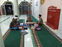 Bhabinkamtibmas Desa Medana Laksnakan Shalat Terawih Keliling di Desa Binaannya