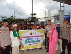 Kapolres Bima Kota dan Ketua Bhayangkari Berbagi Takjil serta Buka Puasa Bersama Porter di Pelabuhan Laut Bima