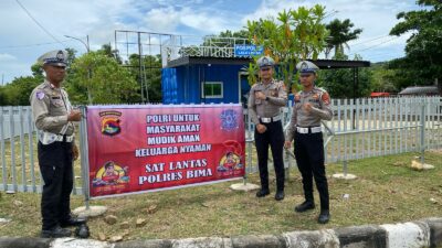 Sat Lantas Polres Bima, Pasang Spanduk Mudik Aman Keluarga Nyaman, Darurat  Hubungi Layanan 110