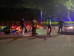 Sigap! Polisi Lombok Barat Bantu Pengendara Truk Pecah Ban Saat Patroli