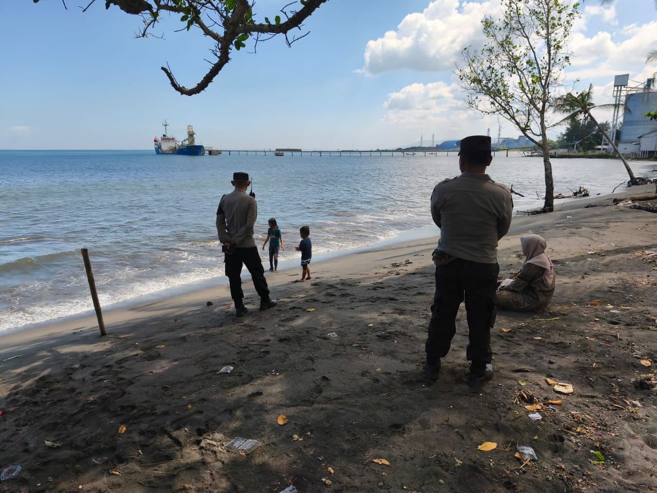 Patroli Polsek Gerung di Bank, Pantai, dan PLTU Pastikan Keamanan Masyarakat