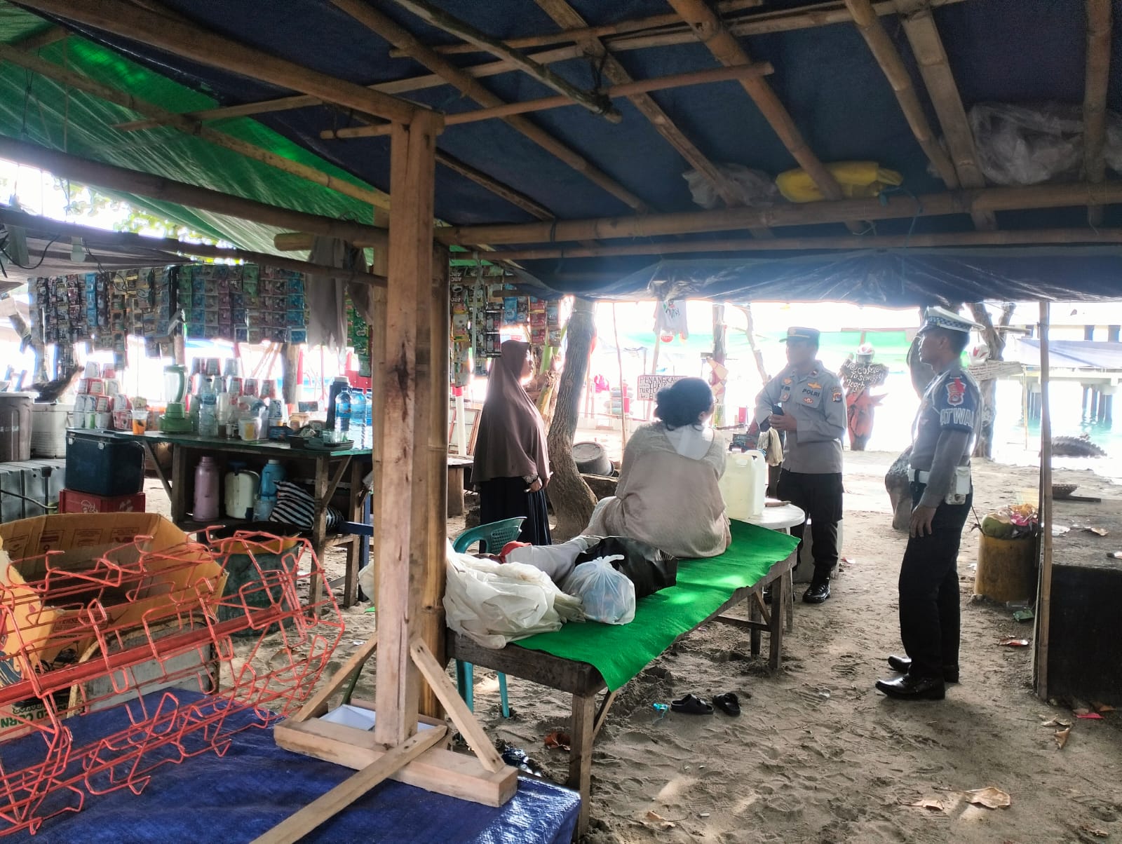 Operasi Ketupat 2025, Polisi Jaga Wisatawan di Senggigi Lombok Barat