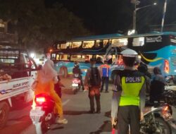 Personel Gabungan Pos Pelayanan dan Polsek Rasanae Barat Laksanakan Strong Point Malam, Berikan Rasa Aman Bagi Pengemudi Bus dan Masyarakat