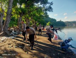 Personel Polres Bima Kota Ikuti Apel Siaga dan Gotong Royong Bersih Pantai di Taman Ni’u