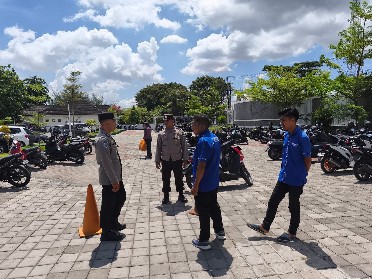 Polsek Gerung Gelar Patroli Rutin di Kawasan Vital, Warga Apresiasi Keamanan