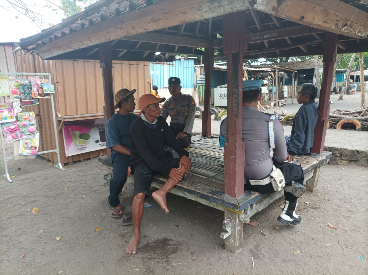 Polsek Lembar Ciptakan Kamtibmas Kondusif Melalui Patroli Dialogis