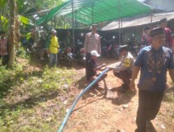Polsek Khayangan Salurkan Air Bersih di Rumah Warga Terkena Musibah Lakalantas an.KELUARGA IBU SAHANI