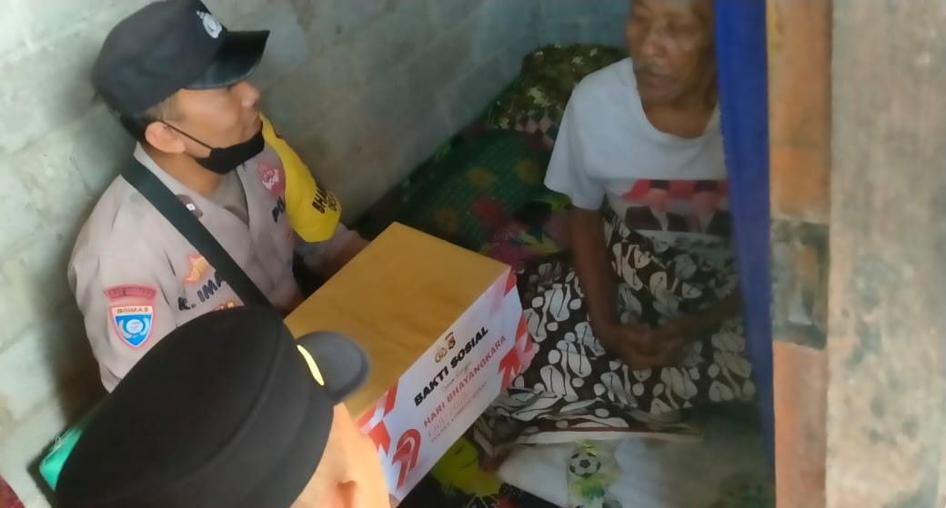 Hari Bhayangkara 79 Polsek Kediri Gelar Baksos di Dusun Ombae
