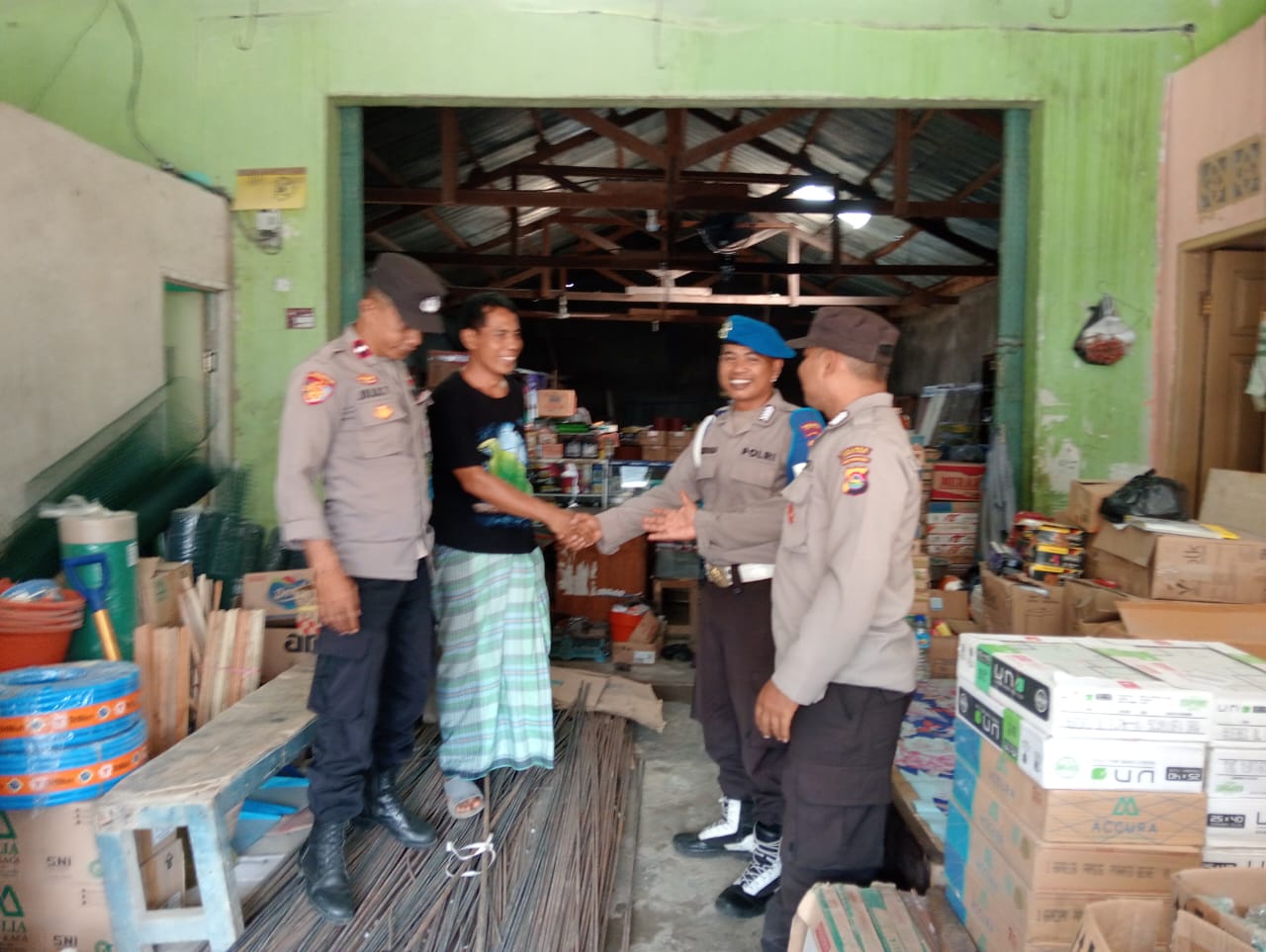 Patroli Humanis: Polsek Kuripan Bangun Sinergi dengan Warga