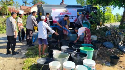 Polres Lombok Barat Salurkan 5.000 Liter Air Bersih, Wujud Kepedulian di Hari Bhayangkara Ke-79