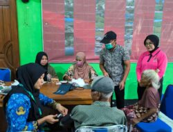 Sasar Lansia Ketua Bhayangkari Cabang Lombok Utara Gelar Bakti Kesehatan dan Bansos di Anyar