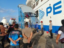 Polsek Kawasan Pelabuhan Laut Bima Amankan Proses Embarkasi dan Debarkasi Kapal KM. AWU di Pelabuhan Bima