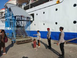 Polsek Kawasan Pelabuhan Laut Bima Amankan Proses Embarkasi dan Debarkasi Kapal KM. BINAIYA di Pelabuhan Bima