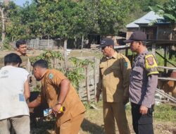Bhabinkamtibmas Polres Bima Kota Dampingi Petugas Dinas Pertanian Laksanakan Vaksinasi Ternak di Kelurahan Jatibaru Timur